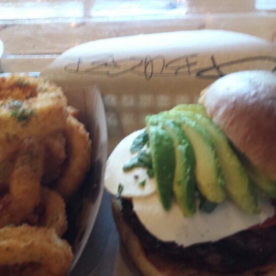 Foto tomada en G Burger - Irvine  por flash el 11/6/2013