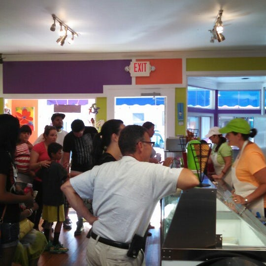 6/8/2014 tarihinde Darlene D.ziyaretçi tarafından Berry&#39;s Ice Cream &amp; Candy Bar'de çekilen fotoğraf