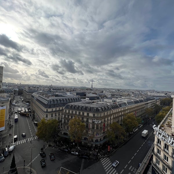 Foto tirada no(a) Terrasse des Galeries Lafayette por M. A. em 11/11/2023