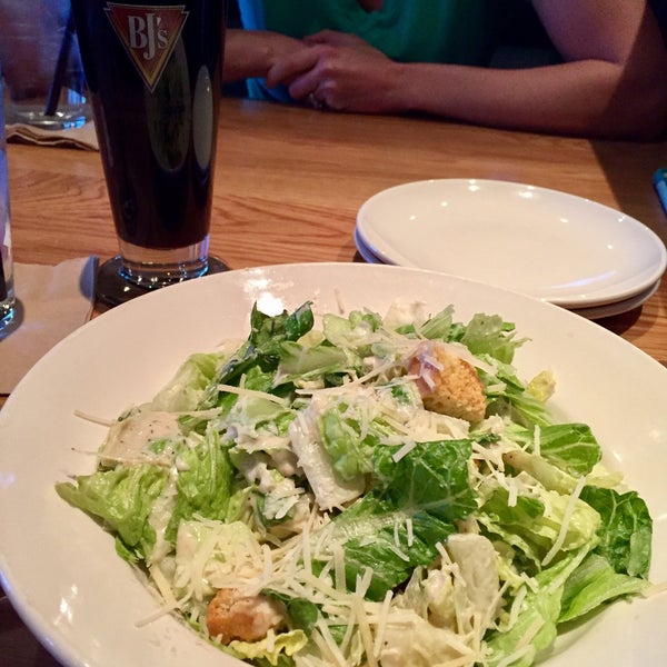 Photo taken at BJ&#39;s Restaurant &amp; Brewhouse by Clint C. on 10/15/2016