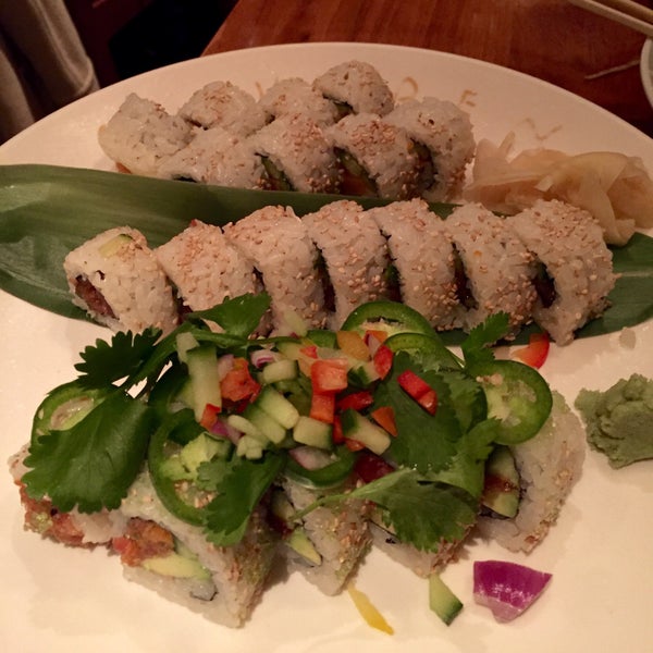 Foto scattata a Sushi Den da Clint C. il 1/3/2016