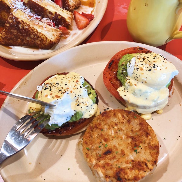 Photo taken at Snooze, an A.M. Eatery by D☕️ on 9/26/2019