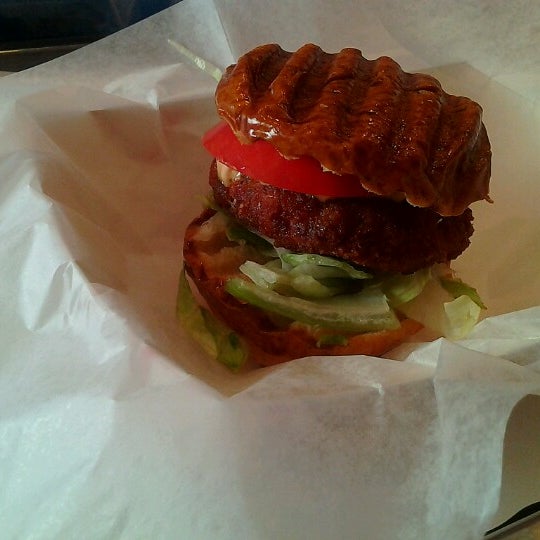 รูปภาพถ่ายที่ Burger Creations โดย Atlanta A. เมื่อ 10/11/2012