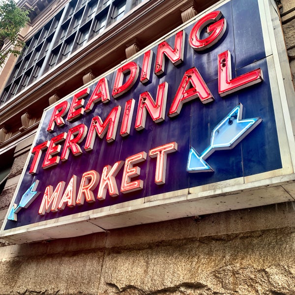 รูปภาพถ่ายที่ Reading Terminal Market โดย Christine C. เมื่อ 10/25/2023