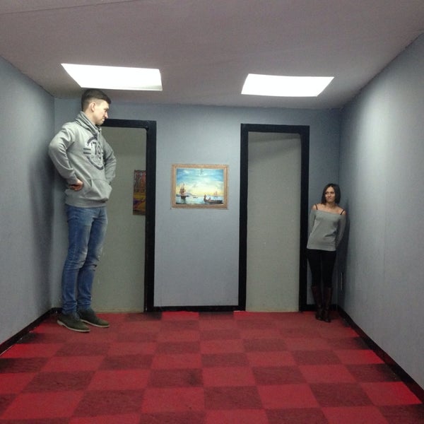 Выставка иллюзий и самообмана «Путешествие в Зазеркалье