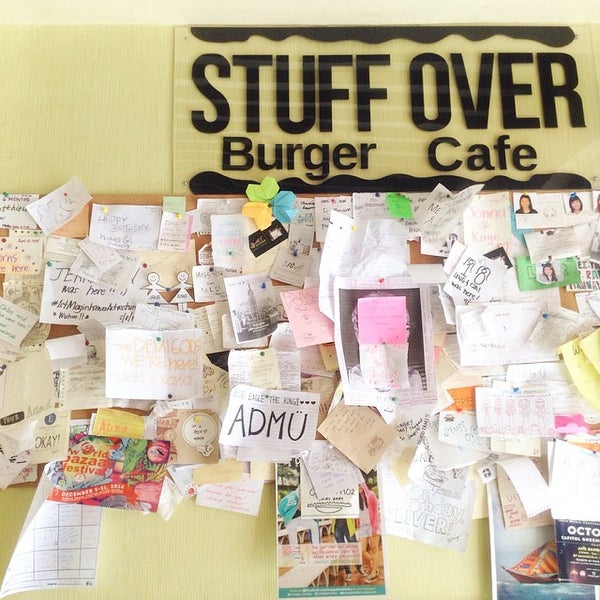Снимок сделан в Stuff Over Burger Cafe пользователем Yoh 12/19/2014