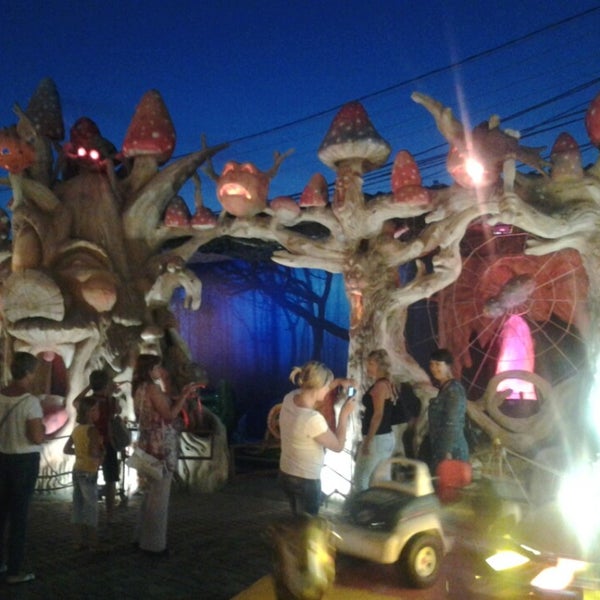 Пансионат чайка урзуф азовское море. Урзуф лунапарк. Зоопарк урзуф. Зоопарк сафари бердянск информация о владельцах. Пансионат урзуф.