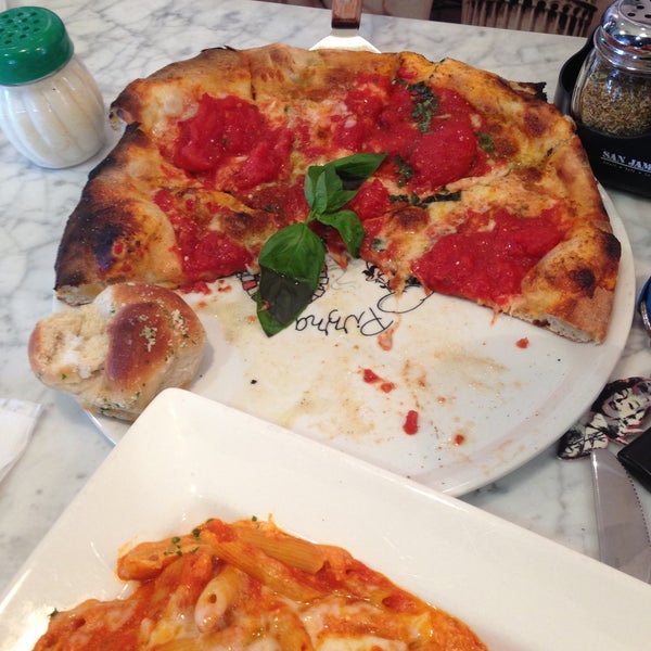 6/2/2013 tarihinde Danielle M.ziyaretçi tarafından Carluccio&#39;s Coal Fired Pizza'de çekilen fotoğraf