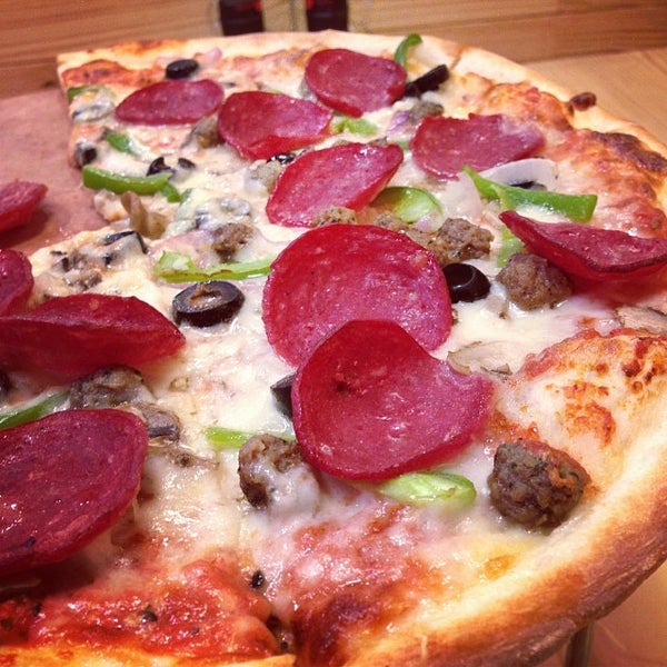 Foto diambil di Flippin Pizza oleh Anahita H. pada 1/6/2014