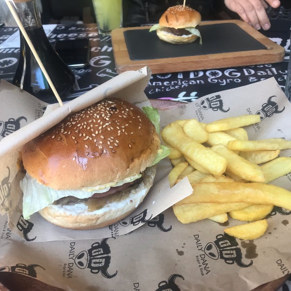 Photo taken at Daily Dana Burger &amp; Steak Fenerbahçe by Gonca Ç. on 4/21/2019