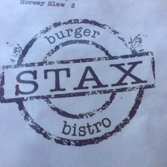 Das Foto wurde bei Stax Burger Bistro von Edwin N. am 11/16/2012 aufgenommen