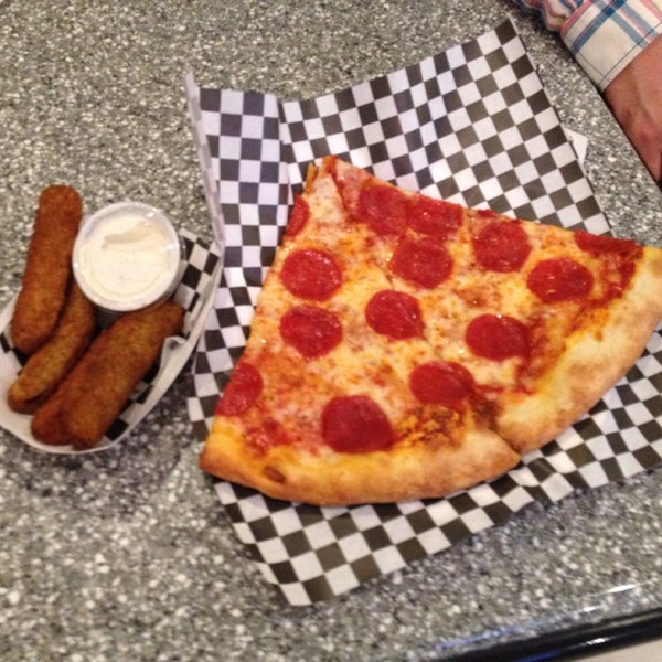 4/20/2014 tarihinde Melissa P.ziyaretçi tarafından Pop Up Pizza'de çekilen fotoğraf