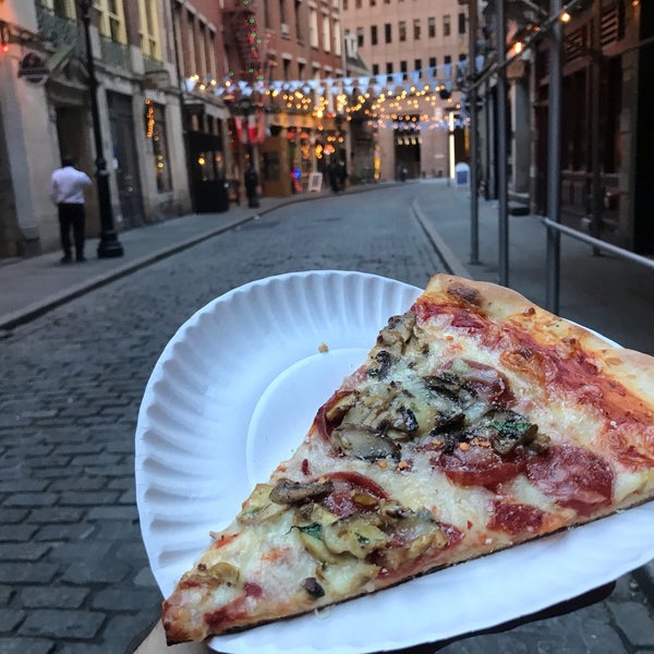 Foto tirada no(a) Underground Pizza por D. Bob em 12/7/2018