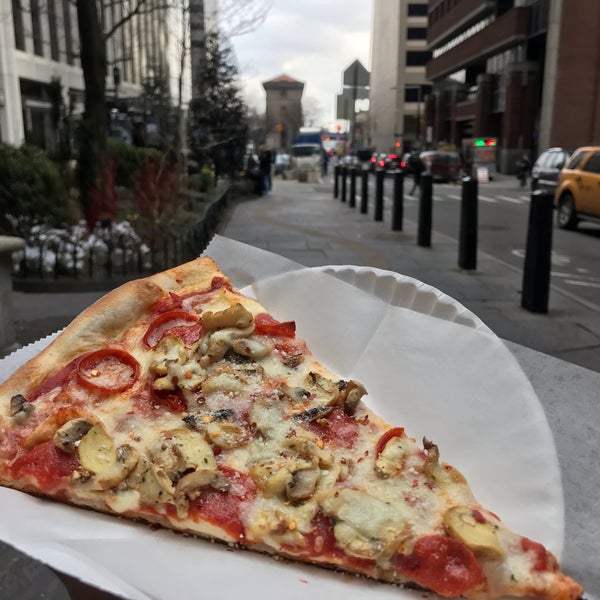 Foto tirada no(a) Underground Pizza por D. Bob em 3/7/2019