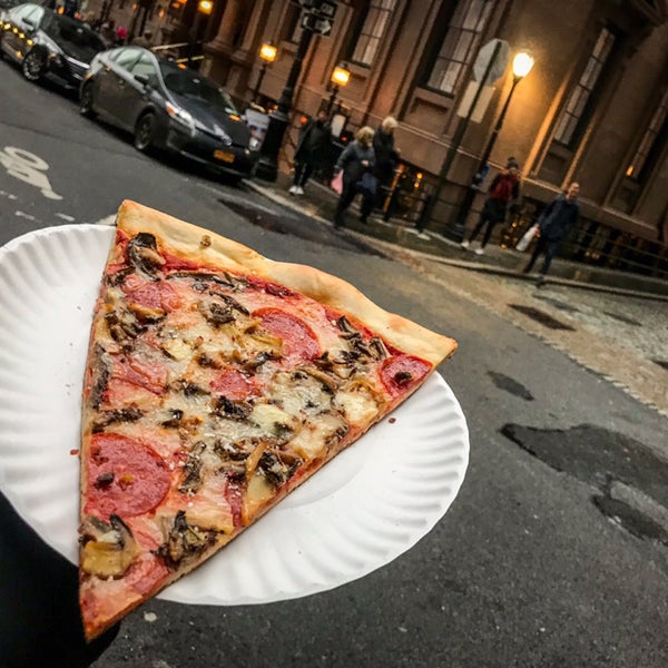 รูปภาพถ่ายที่ Underground Pizza โดย D. Bob เมื่อ 11/30/2018
