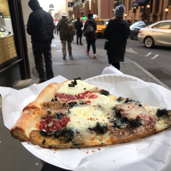 Foto tirada no(a) Underground Pizza por D. Bob em 2/19/2019
