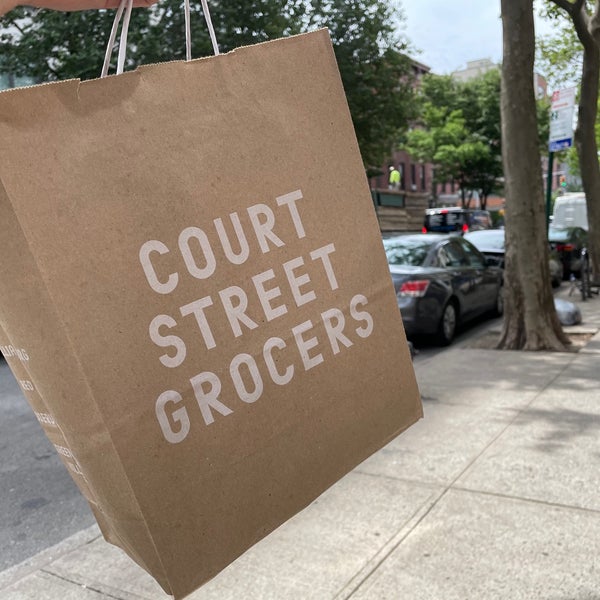 Foto tirada no(a) Court Street Grocers por D. Bob em 6/1/2021