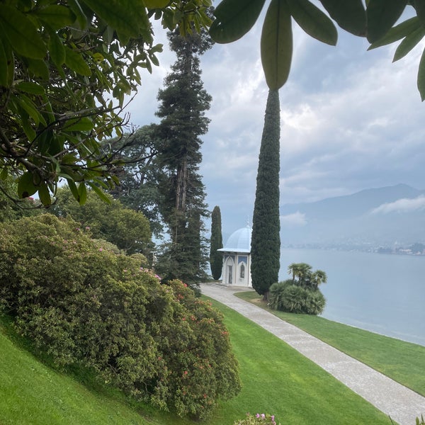 Foto diambil di Giardini di Villa Melzi oleh Raivo S. pada 4/23/2022