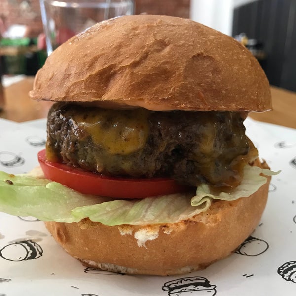 Foto scattata a Boom! Burgers da Silviya N. il 5/30/2018