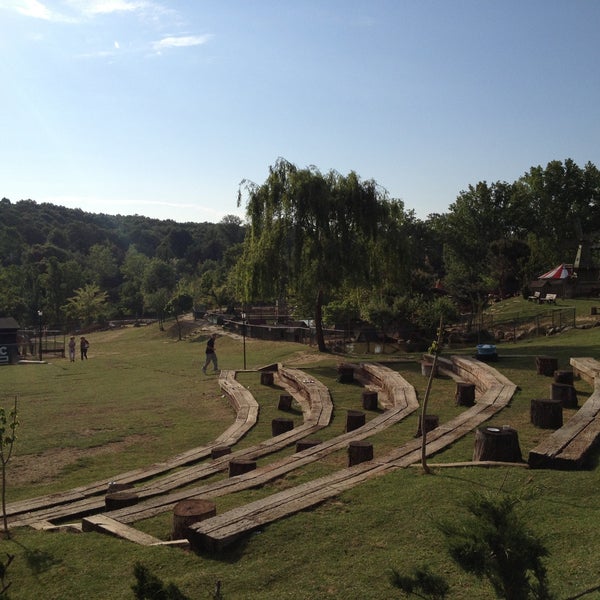 Das Foto wurde bei Polonezköy Hayvanat Bahçesi ve Doğal Yaşam Parkı von Emre A. am 5/12/2013 aufgenommen
