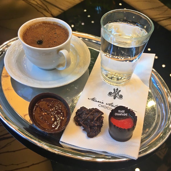รูปภาพถ่ายที่ Marie Antoinette Chocolatier โดย Gülen เมื่อ 12/2/2017