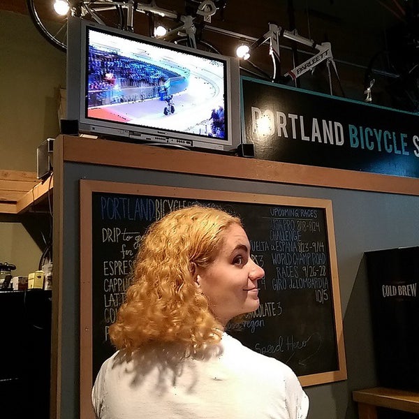9/18/2014 tarihinde Molly C.ziyaretçi tarafından Portland Bicycle Studio'de çekilen fotoğraf