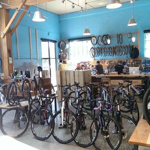 7/31/2014 tarihinde Molly C.ziyaretçi tarafından Portland Bicycle Studio'de çekilen fotoğraf