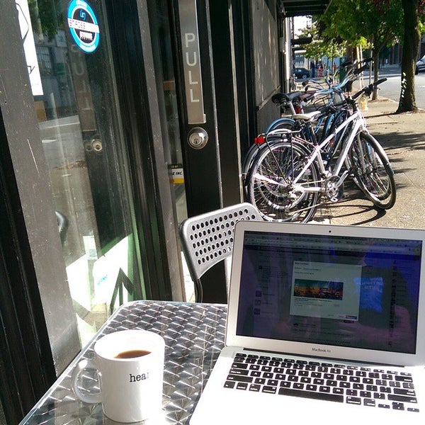 9/30/2014 tarihinde Molly C.ziyaretçi tarafından Portland Bicycle Studio'de çekilen fotoğraf