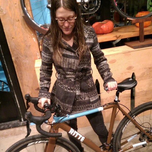 Foto tomada en Portland Bicycle Studio  por Molly C. el 11/8/2014