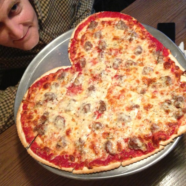 2/14/2013에 Claudia B.님이 D&#39;Agostino&#39;s Pizza and Pub Wrigleyville에서 찍은 사진