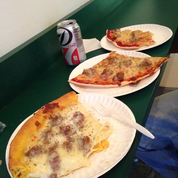 รูปภาพถ่ายที่ D&#39;Agostino&#39;s Pizza and Pub Wrigleyville โดย Claudia B. เมื่อ 4/12/2013