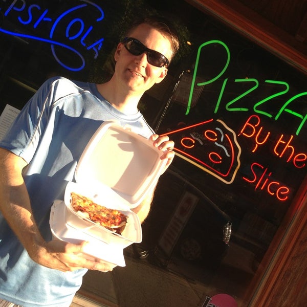 Снимок сделан в D&#39;Agostino&#39;s Pizza and Pub Wrigleyville пользователем Claudia B. 7/13/2013