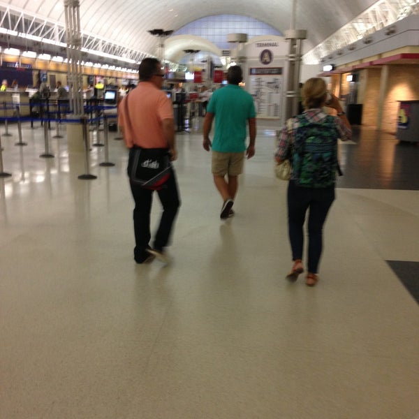 Foto tomada en San Antonio International Airport (SAT)  por Cindie D. el 5/17/2013