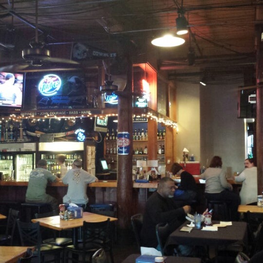 3/8/2014 tarihinde Anne F.ziyaretçi tarafından Satisfaction Restaurant &amp; Bar'de çekilen fotoğraf