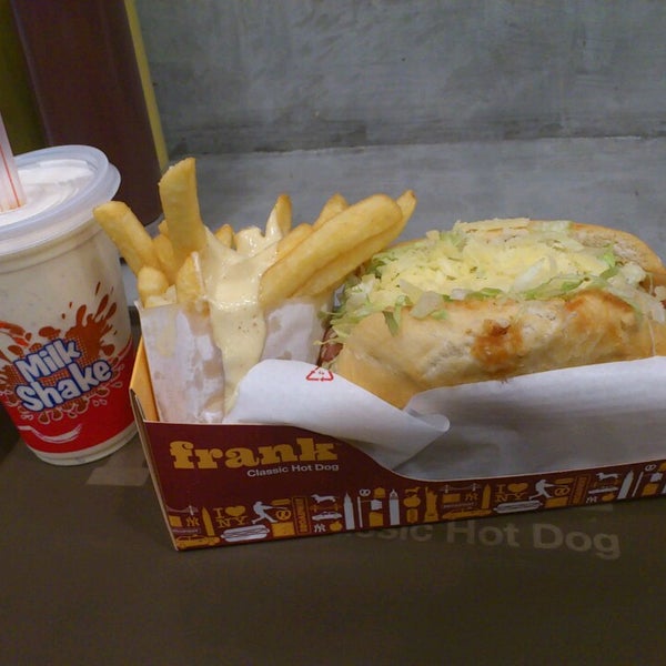 7/3/2013にRochele S.がFrank Dogs &amp; Burgersで撮った写真