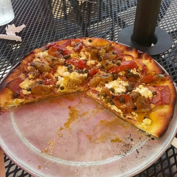 8/17/2013 tarihinde Joshua N.ziyaretçi tarafından Gusto Pizza Co.'de çekilen fotoğraf