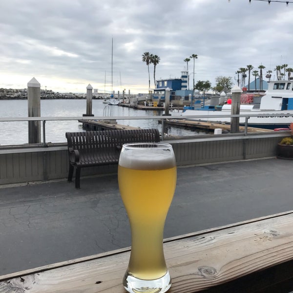 Das Foto wurde bei King Harbor Brewing Company Waterfront Tasting Room von Antônio I. am 5/10/2019 aufgenommen