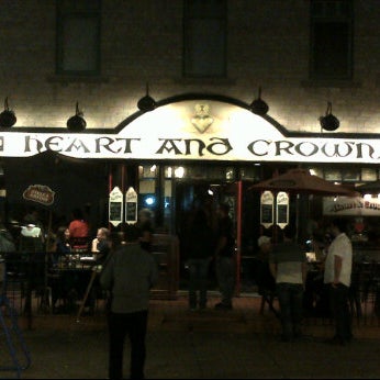 Photo prise au Heart &amp; Crown - ByWard Market par Jun B. le9/11/2011
