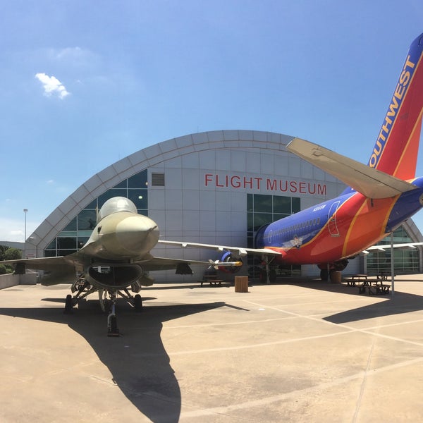 Foto diambil di Frontiers of Flight Museum oleh JR H. pada 7/26/2015
