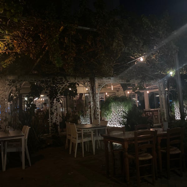 รูปภาพถ่ายที่ The Palm House Cafe &amp; Restaurant โดย ibra เมื่อ 10/2/2021