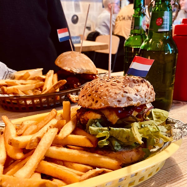 Снимок сделан в Rembrandt Burger пользователем Jana B. 4/16/2022
