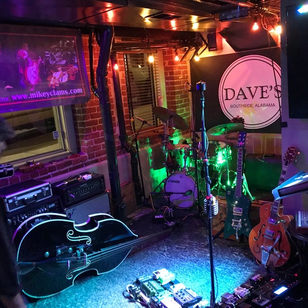 Foto tomada en Dave&#39;s Pub  por Dwan C. el 8/26/2019