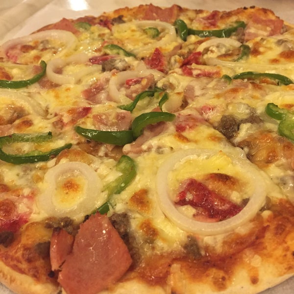 Снимок сделан в Calda Pizza пользователем Venelyn B. 11/27/2015