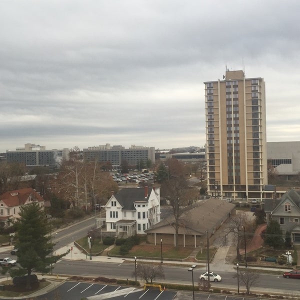 รูปภาพถ่ายที่ University Plaza Hotel And Convention Center Springfield โดย Chris M. เมื่อ 11/21/2014