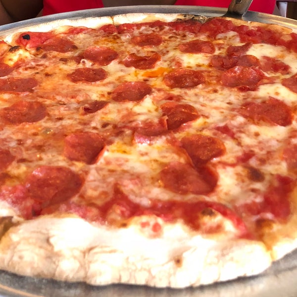Foto scattata a Patsy&#39;s Pizza - East Harlem da A L E X il 6/9/2018