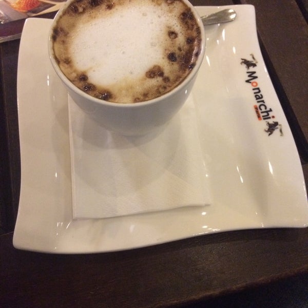 Снимок сделан в Monarchi | Cafe ve Restaurant пользователем Esra İ. 11/15/2015