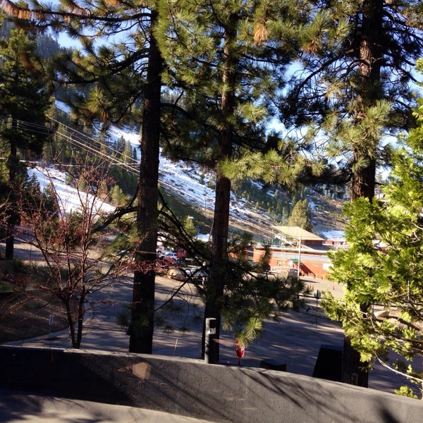 รูปภาพถ่ายที่ Heavenly View Cafe &amp; Pub in the Pines at the Tahoe Seasons Resort โดย Karen A. เมื่อ 4/7/2014