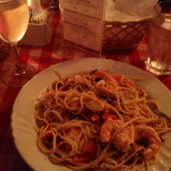 Foto diambil di Spaghetti Bender Restaurant oleh Karen A. pada 6/2/2013