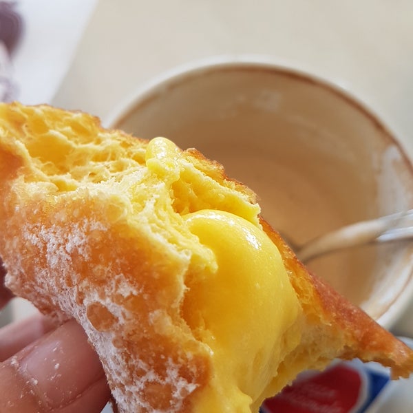 The best cremestuffed "Bomboloni" with a cappuccino. 