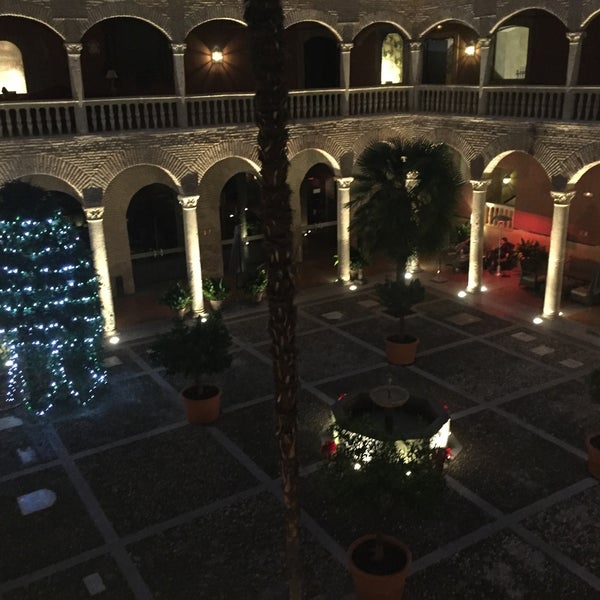 Foto tomada en Hotel Palacio de Santa Paula  por Cyndi M. el 1/2/2016